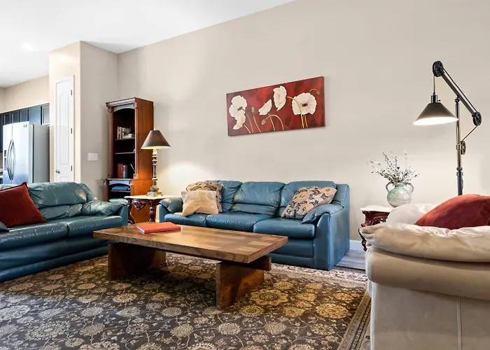 Upscale Min From Shopping And Restaurants Holiday home
