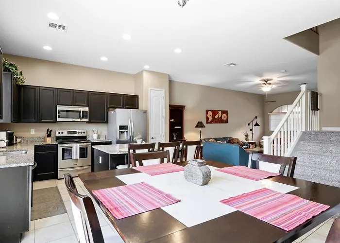 Upscale Min From Shopping And Restaurants Holiday home